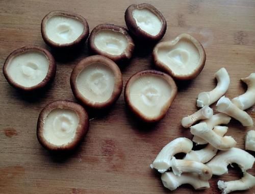 最近，我家特馋吃香菇，这做法比鲍鱼还诱人，滑嫩爽口做法简单