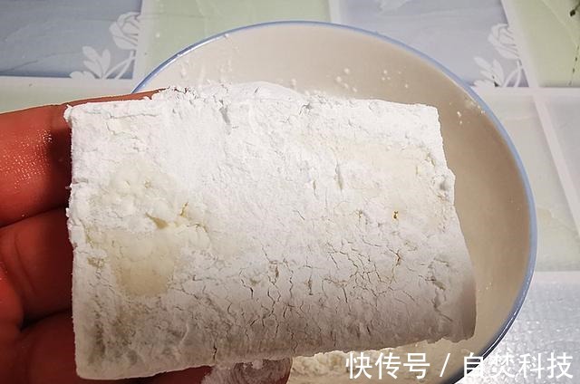 一块豆腐,一把虾皮,就能做出饭店的招牌菜,外酥里嫩,真馋人