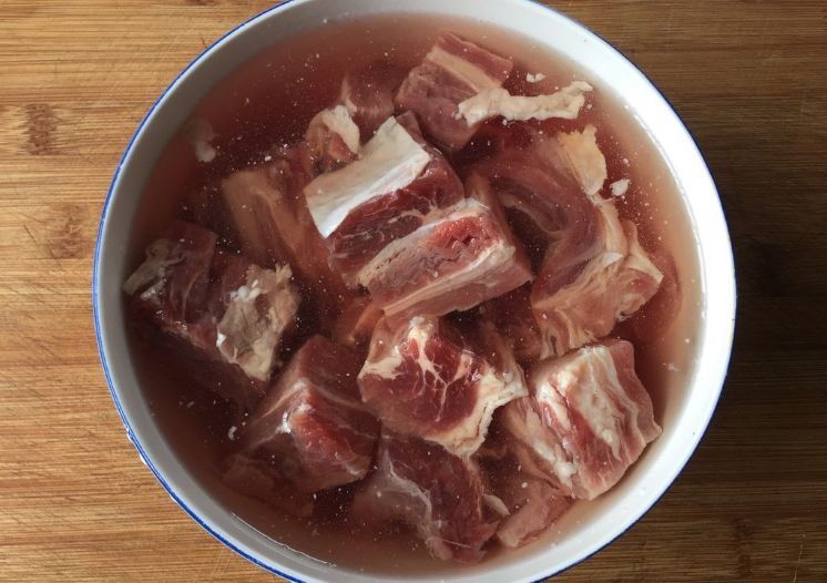 炖牛肉只会焯水，难怪不好吃！做好4个关键步骤，牛肉软烂香浓?