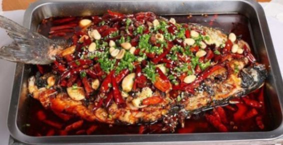 请吃|闺蜜请吃烤鱼,中途吃出一把“菜刀”,老板的解释让我们喜笑颜开