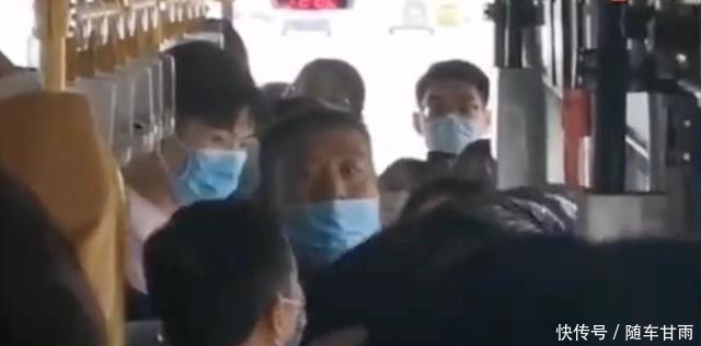 占了便宜想逃走,男子跳窗被市民强塞回去!