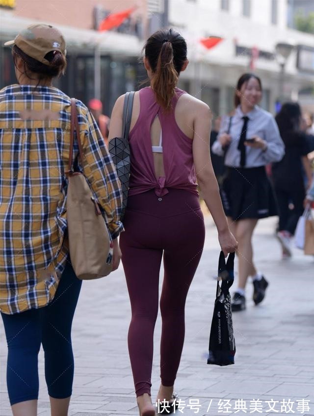 帆布包 色彩斑斓的衣服看上去很有活力,特别是运动服,如配背心的运动裤!