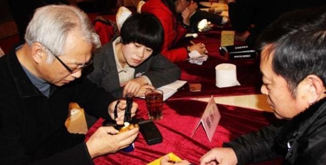 上当受骗|小伙带“破纸”参加鉴宝,说是父亲花8万买的,专家看后脸色一变