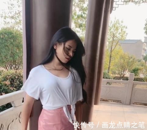 高跟鞋|白T恤搭配粉色皮肤,美女的少女心不小!