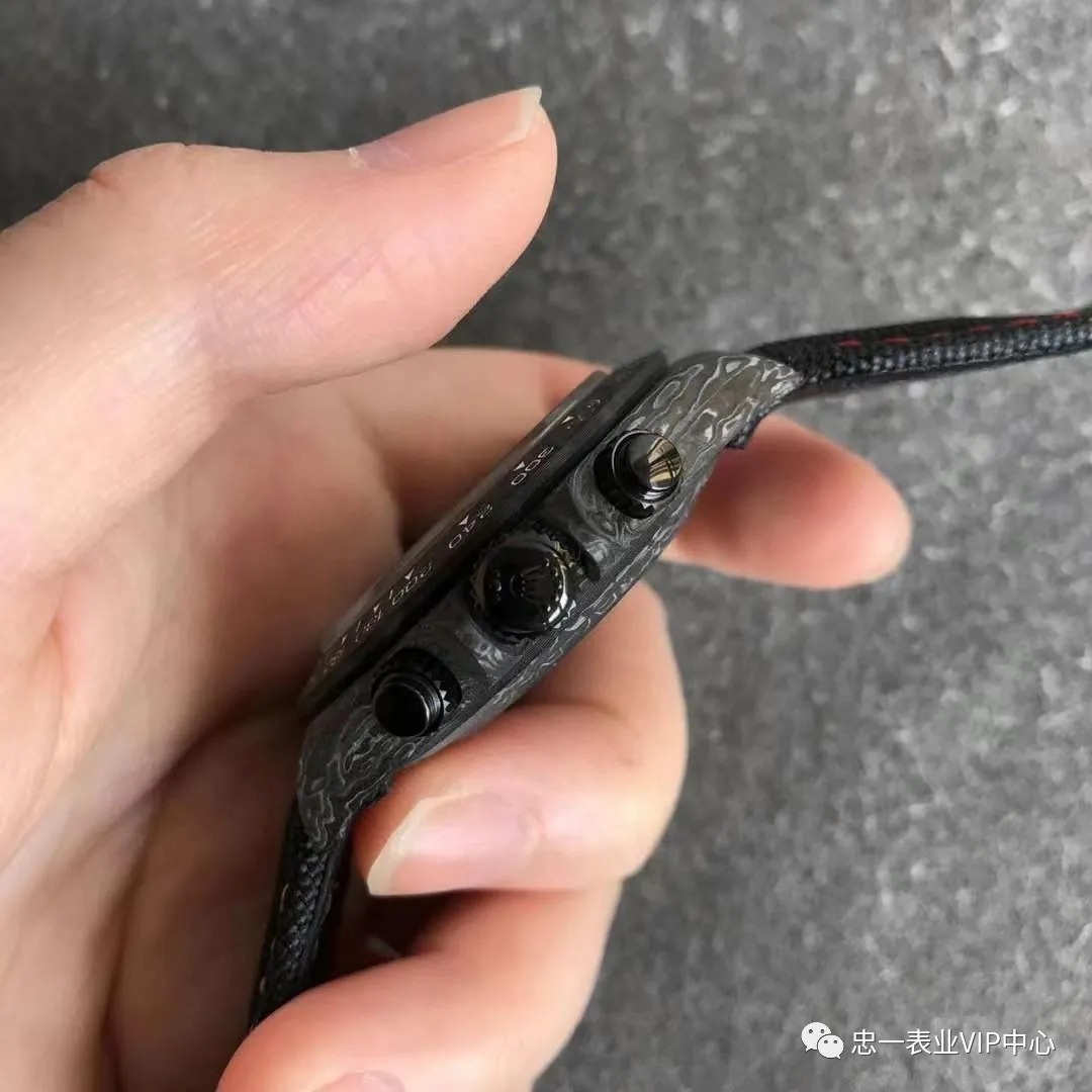 忠一表业:搭载自产4130机芯,N厂碳纤维迪通拿定制版到底如何?