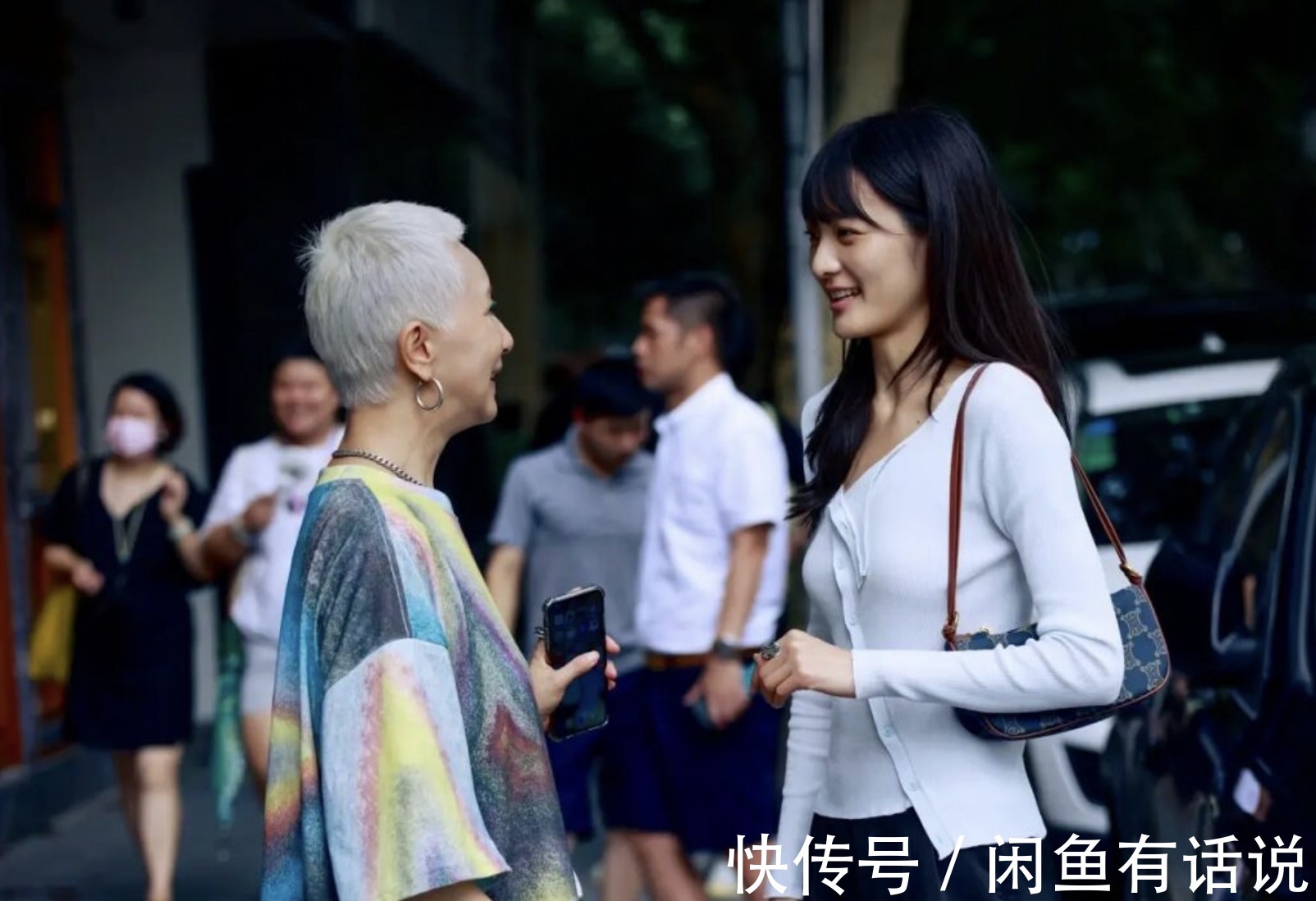 穿背带裤|60岁上海奶奶真时髦!穿背带裤骑单车出门,头上裹块花头巾好拉风