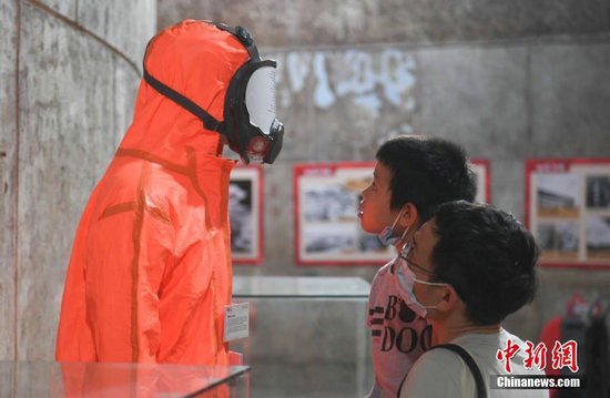 北斗卫星|浙江杭州防空洞里办展览引人参观