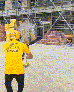 |搞笑GIF:奶奶遛狗一个月,狗狗瘦10斤,奶奶长10斤,原来如此