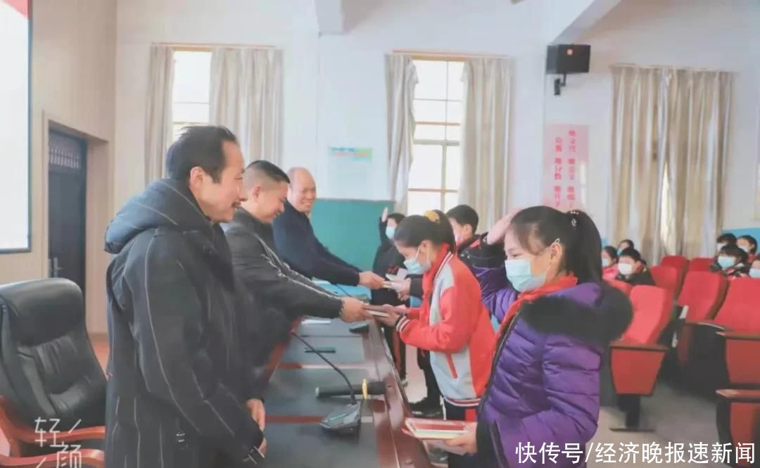 太阳中心小学召开少先队鼓号队表彰大会