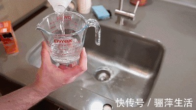 冲刷|下水道堵了,她随手丢进两块药片,不到1分钟就疏通了