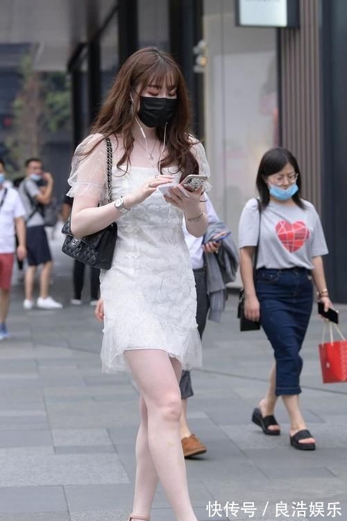 连衣裙 身材微胖的美女,白色连衣裙搭配高跟凉鞋,展现时尚魅力!