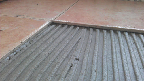 墙面砖|入住不到一年,墙砖哗哗往下掉,维修工人:施工时关键步骤忘了做