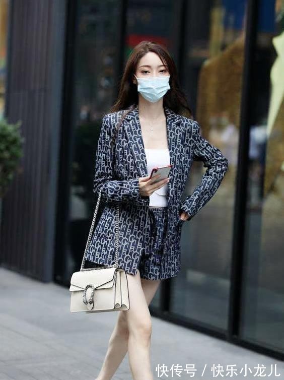 高跟鞋|秋日职场通勤风穿搭,气质的提花小西装套装搭配,干练利落又时尚