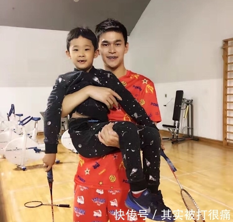 姚颖|郑海霞与杜锋娘家人小聚！身材高大很苍老，双腿变形严重不能直立