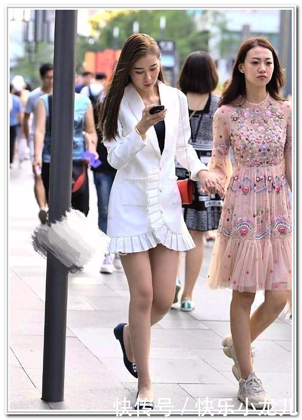 妩媚|小姐姐一袭裸色长裙,千般妩媚,出现在我的视野里!