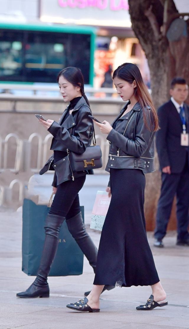 皮衣|时尚穿搭:下身两款不同的服装,搭配皮衣,展现刚柔并济之美