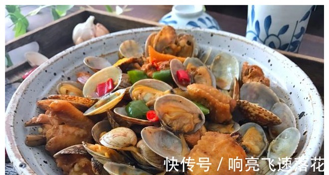 蛤蜊|鸡翅新吃法，和天下第一鲜一起煮，鲜嫩开胃，下酒下饭，真过瘾！