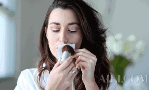 满脸满头的油光有救了 随身必带蜜粉就ok