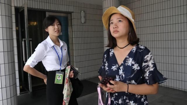 美女|结束朝鲜之旅，返回中国，朝鲜美女导游亲自送别，满眼尽是不舍