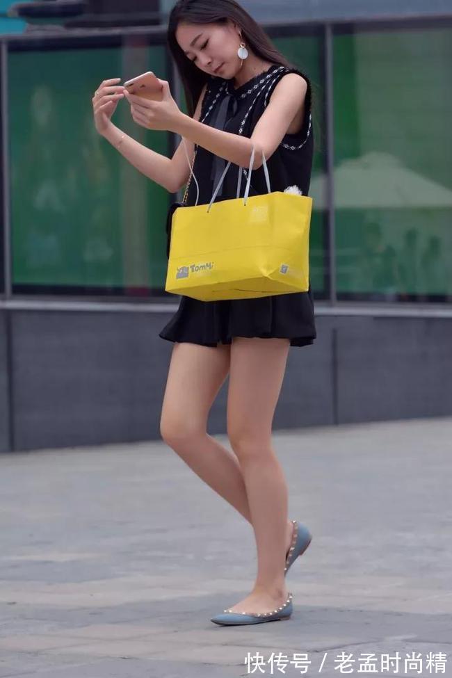 小姐姐|气质小姐姐黑色百褶裙大秀美腿,时尚轻熟女范儿赚足眼球