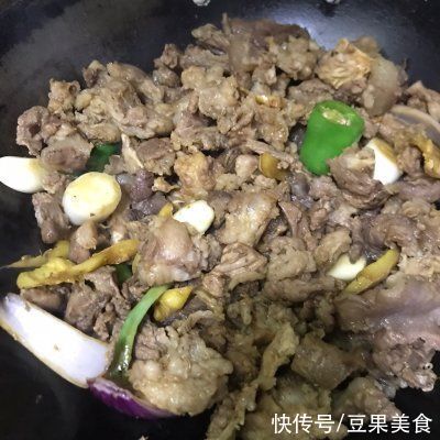 香喷喷热腾腾的炖牛腩 牛腩煲