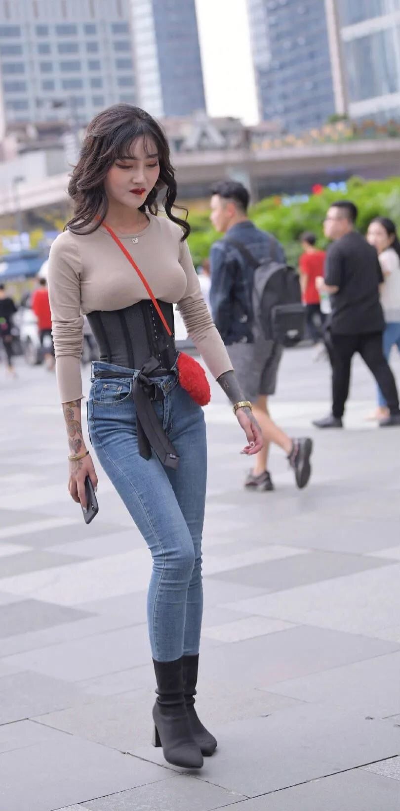 性感紧身打底裤小姐姐，穿着个性潮搭，穿衣搭配更显女人味