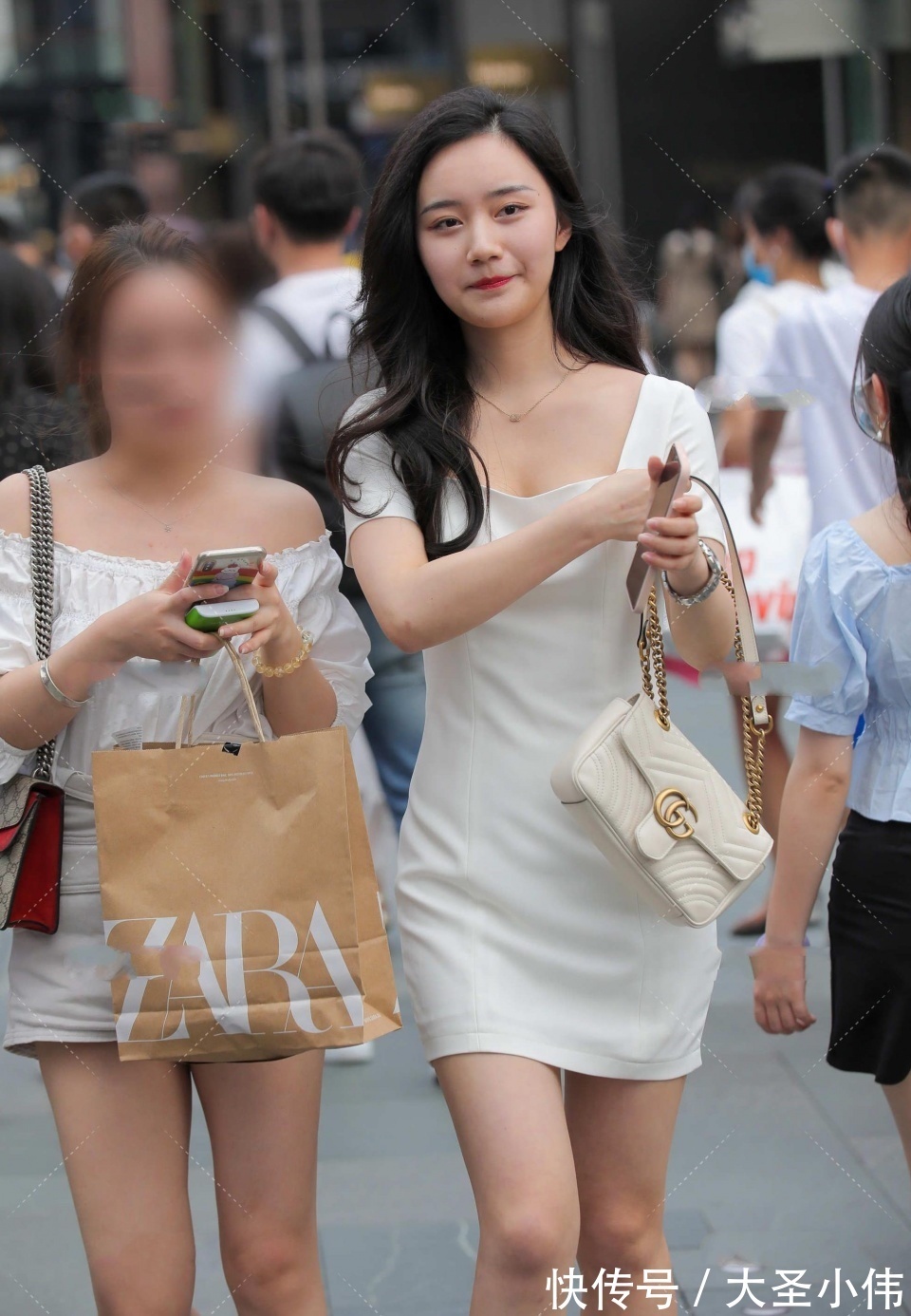 美女街拍:小姐姐人群中很高贵,身材很好,我很想请她回我家,但又怕被拒绝