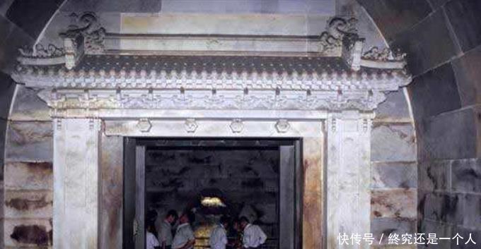 衣服|专家清理乾隆墓,墓中躺着一名神秘女性,一件衣服揭开了其身份!