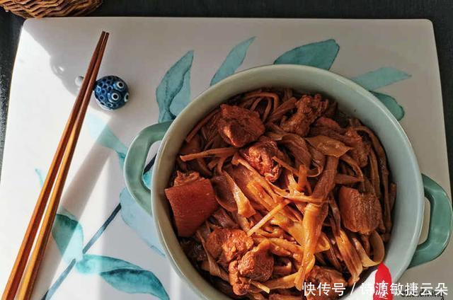 红烧肉|家里烹饪红烧肉时,记得放些干菜一起炖,肉香菜也香