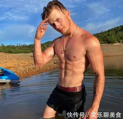 想看肌肉男的身材吗?别急,撩起衣服让你细细瞧胸肌和八块腹肌