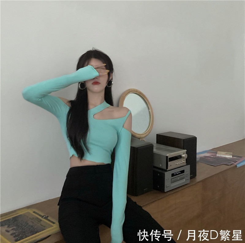 连衣裙露出丰满线条,显瘦又凸显气质,清甜佳人