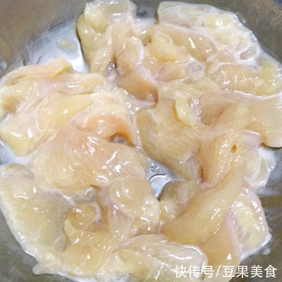 此菜有菇中皇后美称，老年人可以适当多吃，让血液里的脂肪不升高