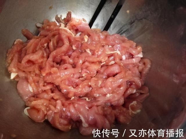 芹菜肉丝|炒肉丝10人9错，难怪发柴嚼不动，教你这3招，肉丝滑嫩不发柴