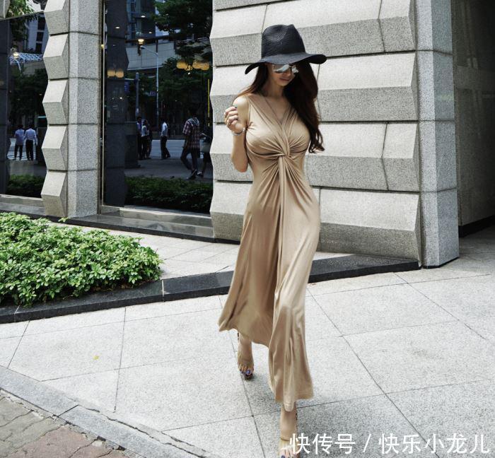 街拍扭曲裹胸长裙,有点小性感仿若绝代佳人