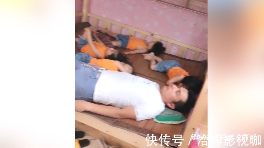 父母|爸爸带着四胞胎睡觉,场面太壮观,看来只有睡着了才能轻松下来