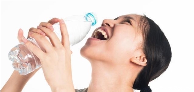 身子湿气重有4大表现,少吃两种水果,湿气不沾身