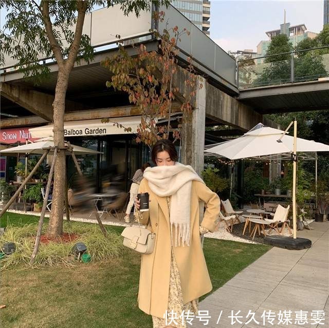 温柔|今年初冬,建议你穿“大衣+4款长裙”,温柔显气质,美得刚刚好