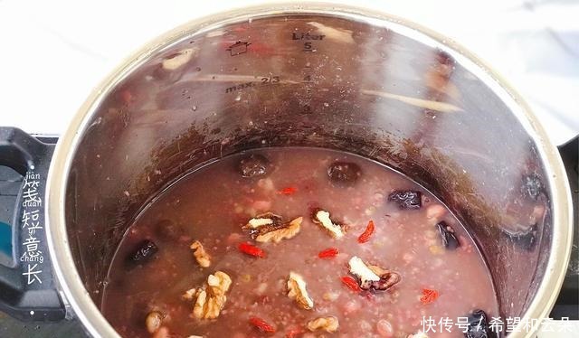 腊八粥必须放8种米吗“红绿黄白黑”寓意吉祥，喝一碗平安暖心