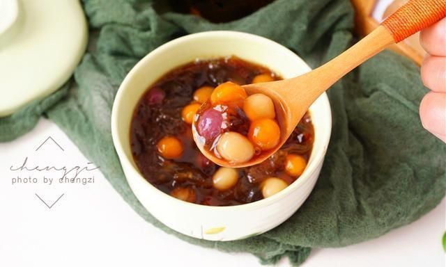 滋补|冬至数九寒天,女人常喝这碗甜品,既暖身又滋补,胶质满满皮肤好