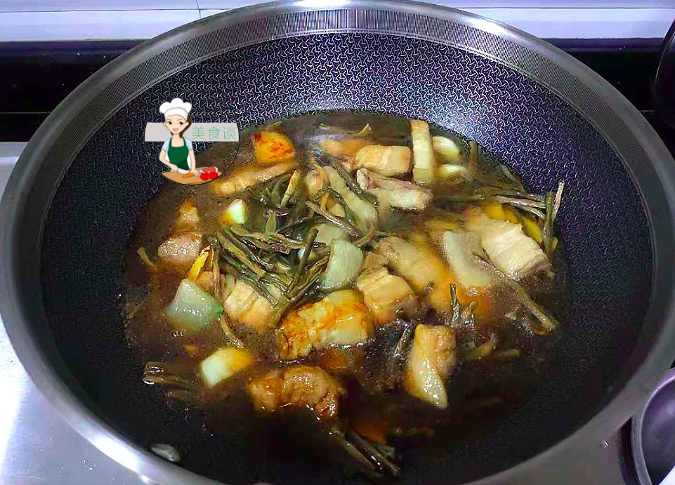 夏天此蔬菜多买点，晒干囤起来，泡一泡，切段焖五花肉，越嚼越香