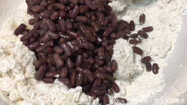  红豆|一碗糯米粉 一把红豆 上锅一蒸 做出来的红豆糯米糕软糯Q弹超简单