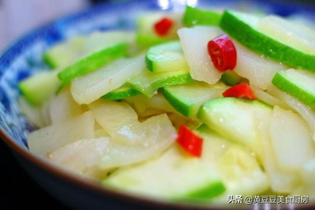 土豆别再炒土豆丝了,这种做法才是孩子最爱的,炒一盘都不够吃