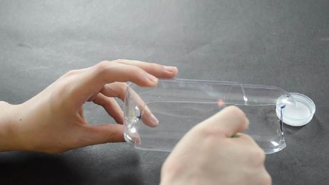 塑料瓶别再扔了,改造一下,粘在厨房里有大用处,省钱又实用