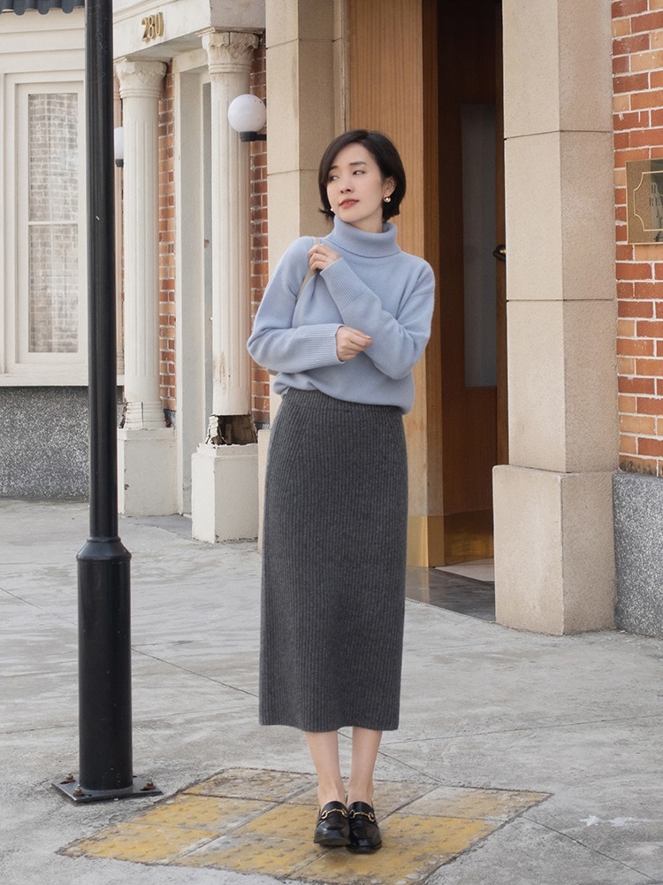 墨绿色|有气质的女人,都爱穿这4种色彩的针织衫,结合半身裙温柔又洋气