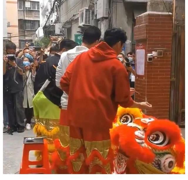 《大灣仔的夜》開業(yè)路透？陳小春站C位，張智霖笑容靦腆被贊靚仔