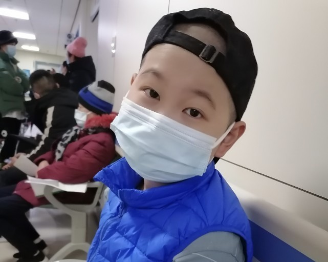 化疗|男孩十几天没吃没喝,深夜偷偷用尿沾湿嘴巴,妈妈听闻哭成泪人