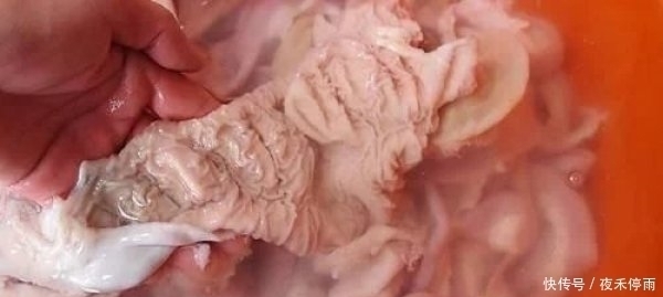 洗猪大肠,不加盐不加醋只需3样,大肠更干净,而且还没腥臭味