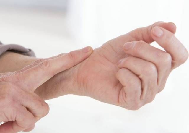 心梗来临前|心梗发生前,脸上有4种表现,保护心脏健康,谨记“3多、3少”