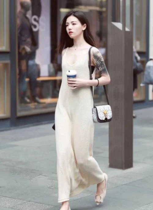 朋友|街拍:个性的阔腿裤穿搭的小姐姐,洒脱飘逸,时髦到没朋友