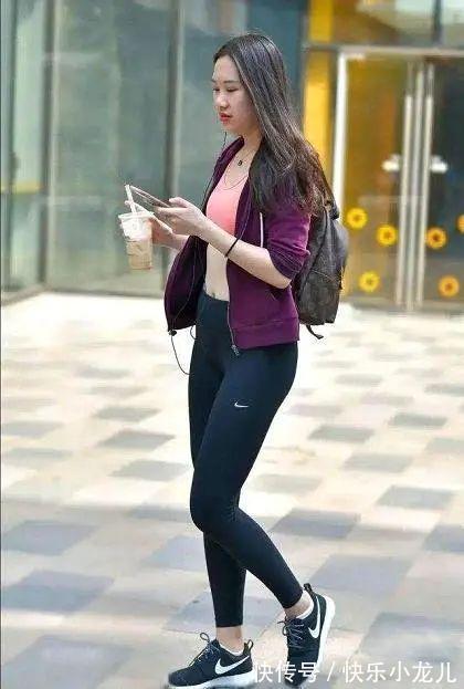 打底裤 黑色紧身打底裤搭配运动鞋,动感时尚,尽显女性美感